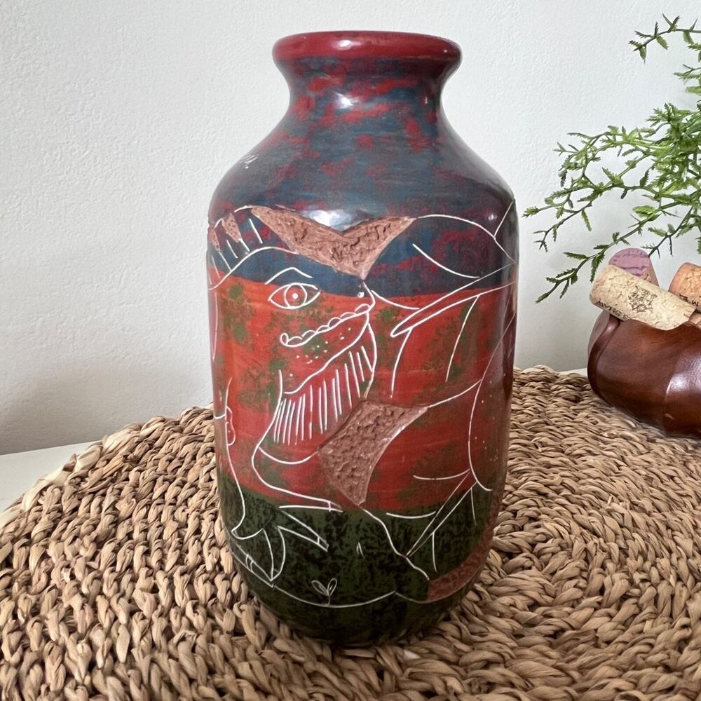 Hand-Etched Bearded Dragon Design Pottery Vase by signed Alba Noror Nicaragua